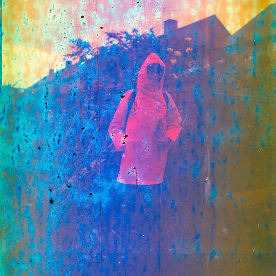 fotografie vintage a unei persoane care poartă pelerina de ploaie roșie puzzle online