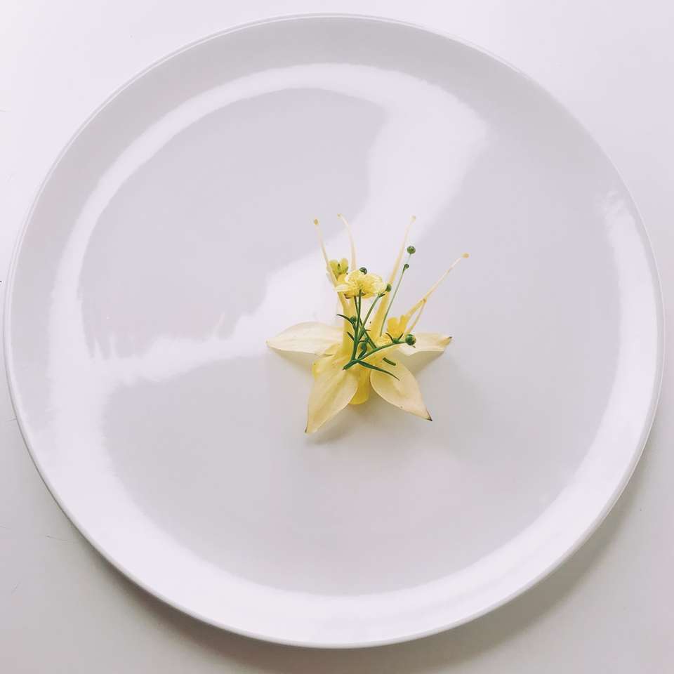 Цветы на тарелке онлайн-пазл