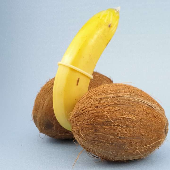 κίτρινη μπανάνα δίπλα σε καφέ νήματα συρόμενο παζλ online