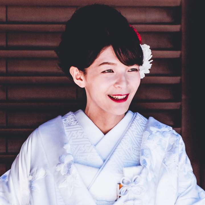 Mulher vestida de quimono com flores no cabelo puzzle deslizante online