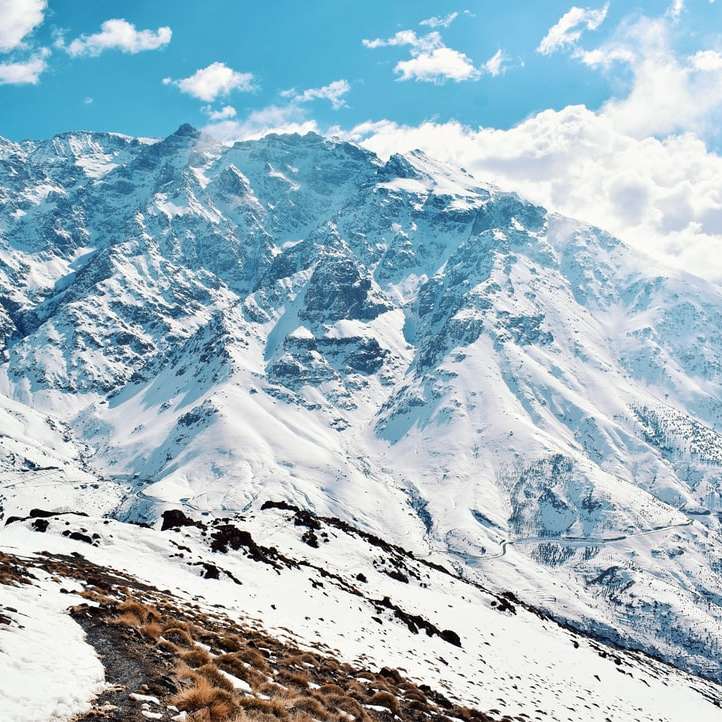Μεγαλοπρεπές Όρος Άτλας, κοντά στο χωριό Τατσεντρίτ online παζλ