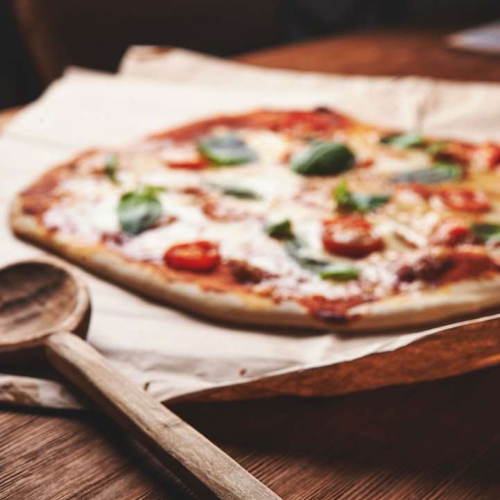 klassische Pizza auf dem Tisch Online-Puzzle
