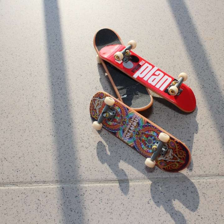 Съемка крупным планом на скейтборде с тремя пальцами разных цветов онлайн-пазл