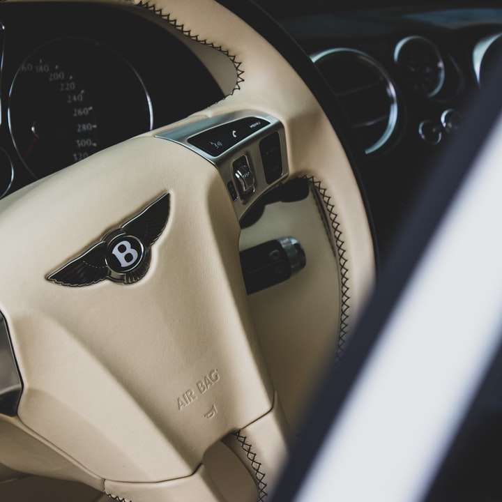 Inside of a Bentley - The Steering Στήλη συρόμενο παζλ online