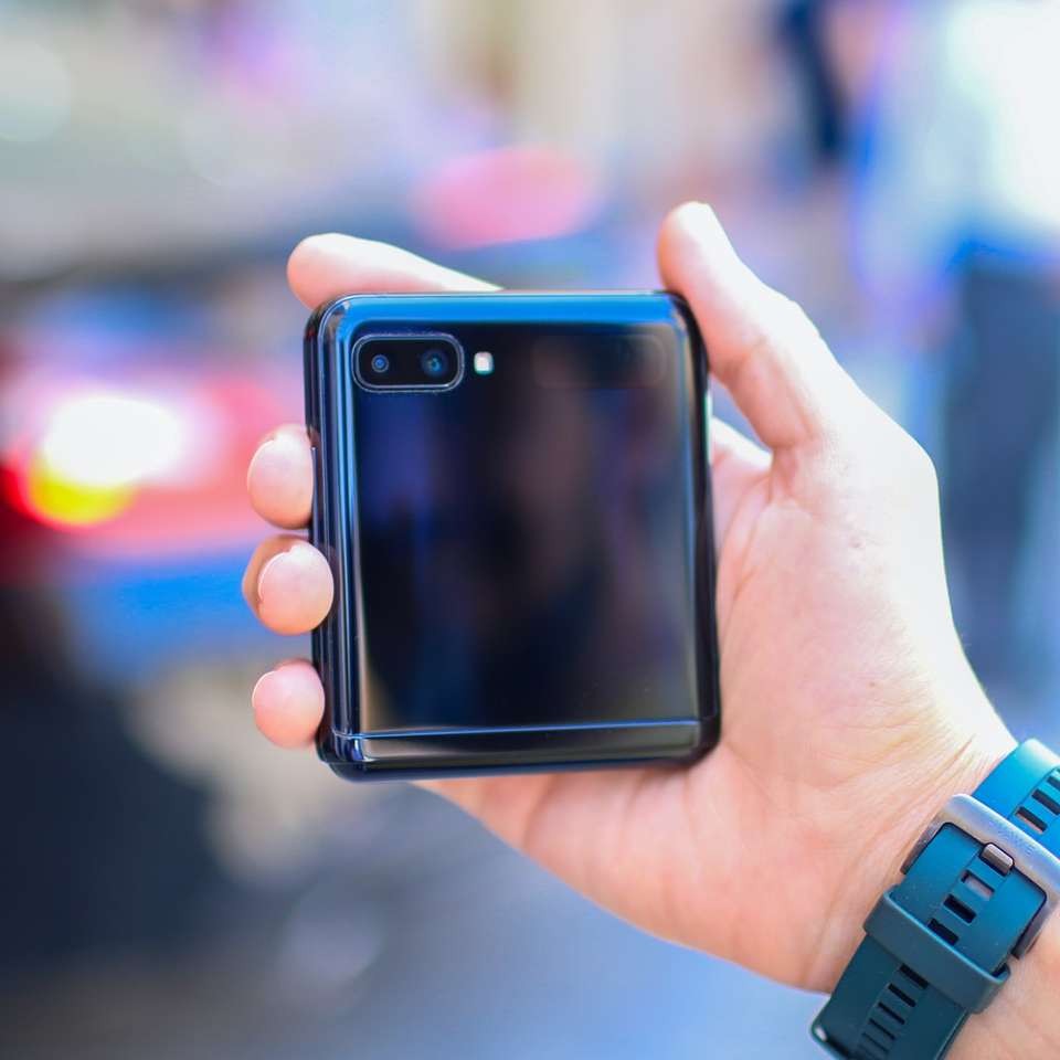 άτομο που κρατά μαύρο iphone 4 συρόμενο παζλ online