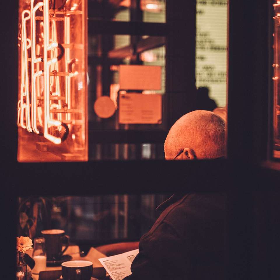 Homme au café par des néons puzzle coulissant en ligne