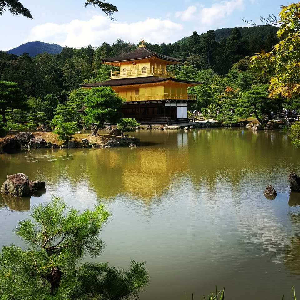 Ο εντυπωσιακός χρυσός ναός Kinkaku-ji στο Κιότο; online παζλ