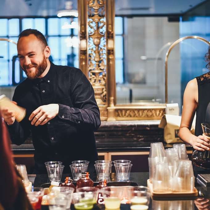 Barmans servant un cocktail puzzle en ligne