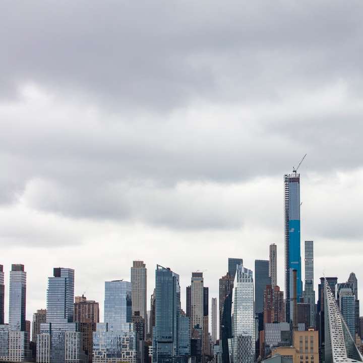 Skyline de New York sur un jour nuageux puzzle coulissant en ligne