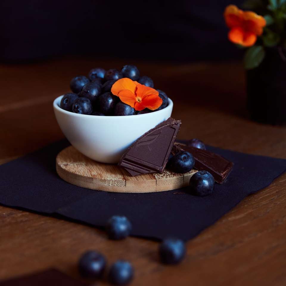 skål med blåbär och choklad glidande pussel online