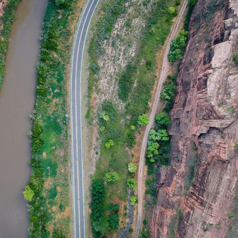 Flygfoto över vägar, vatten, trail och canyon väggar Pussel online