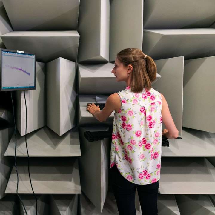 Женский инженер по шуму и вибрации собирает звуковые данные онлайн-пазл