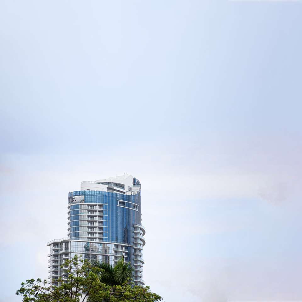 alto edificio blu puzzle online