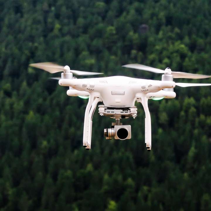 dron lecący w niebo puzzle online