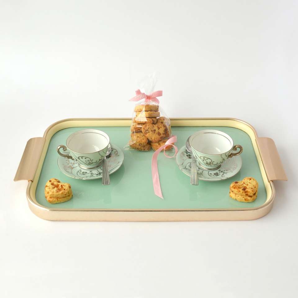 Bandeja con tazas de té y galletas. puzzle deslizante online
