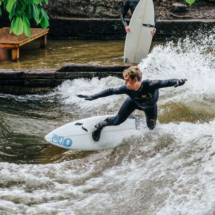 man surfboard rijden en het maken van trucs schuifpuzzel online