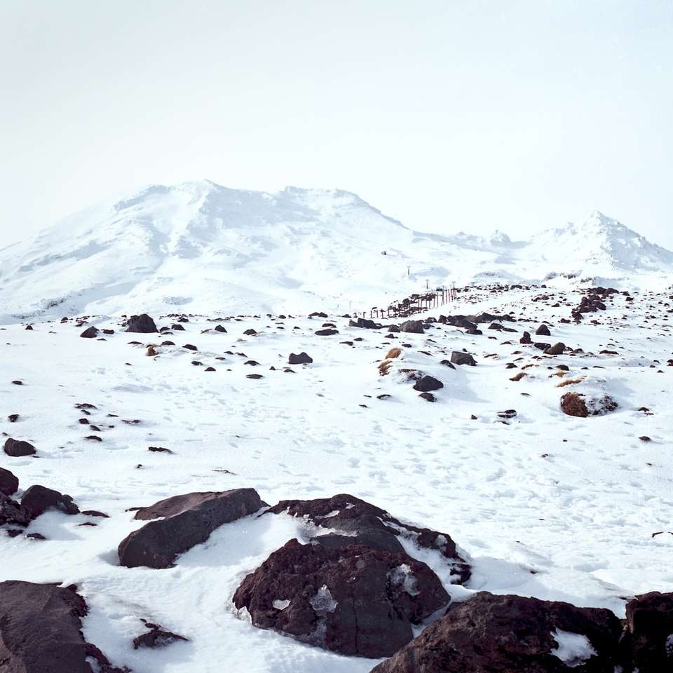 Snöig, stenig berg glidande pussel online