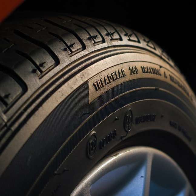 photographie de mise au point sélective de pneu de véhicule puzzle coulissant en ligne