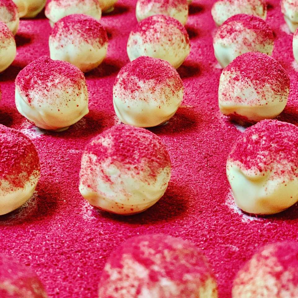witte en roze hartvormige snoepjes schuifpuzzel online