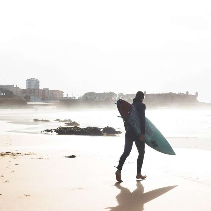 Πρωινή ατμόσφαιρα σερφ στην παραλία Matosinhos στο Πόρτο online παζλ