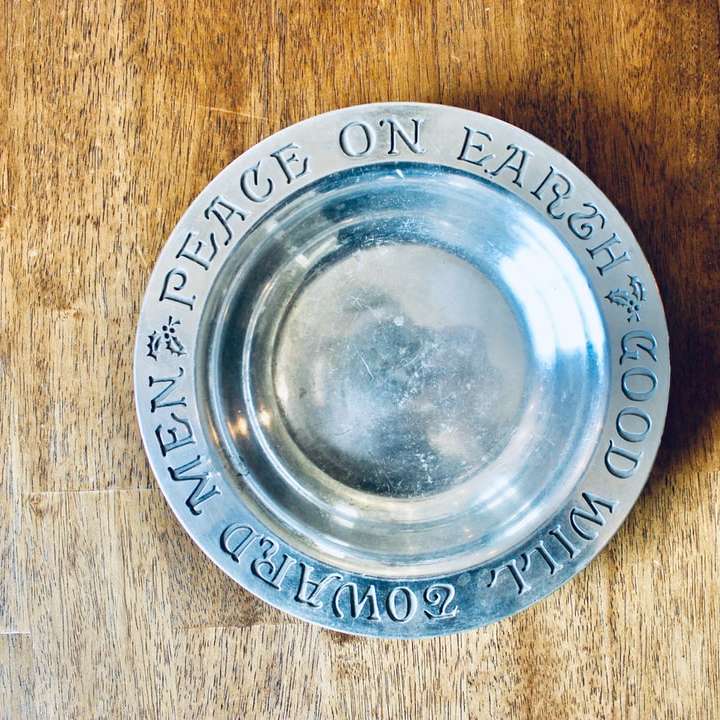 kulatý šedý talíř z nerezové oceli na hnědém dřevěném povrchu posuvné puzzle online