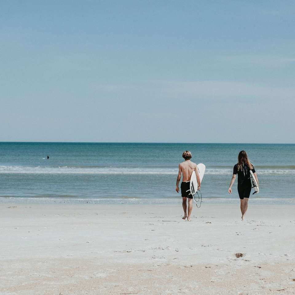 Couple de surfeurs en vacances puzzle coulissant en ligne
