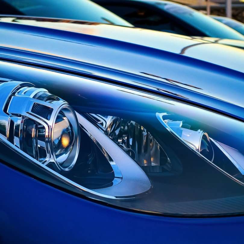 blauwe en zilveren auto in close-up fotografie schuifpuzzel online