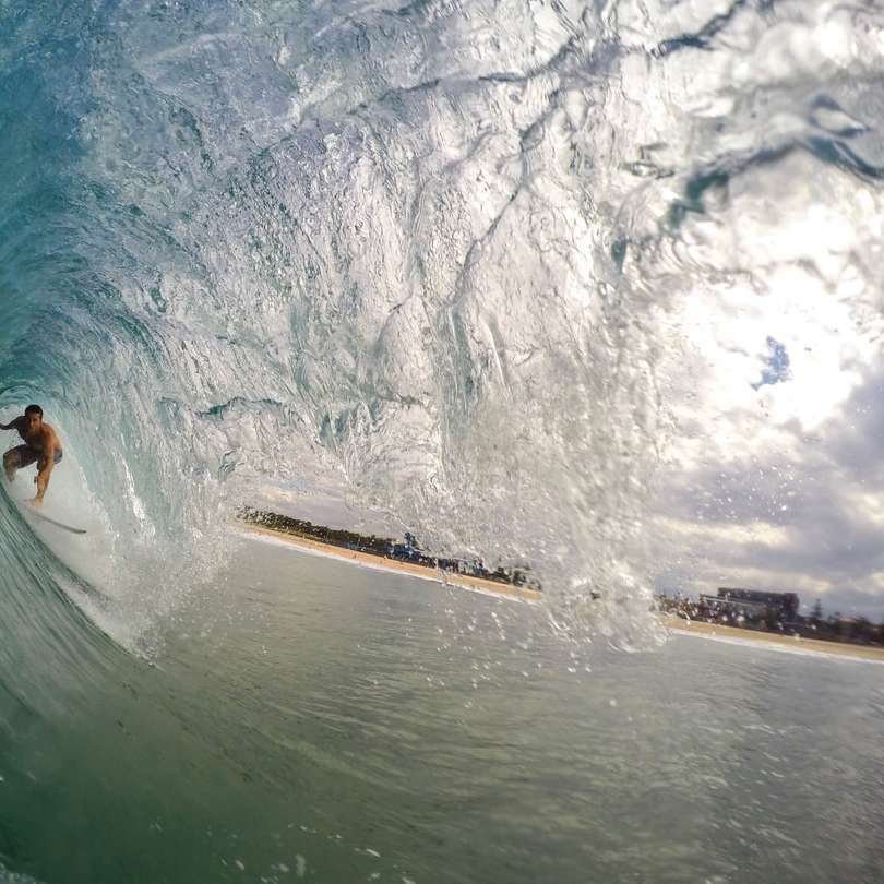 Surfer unter einer Welle Schiebepuzzle online