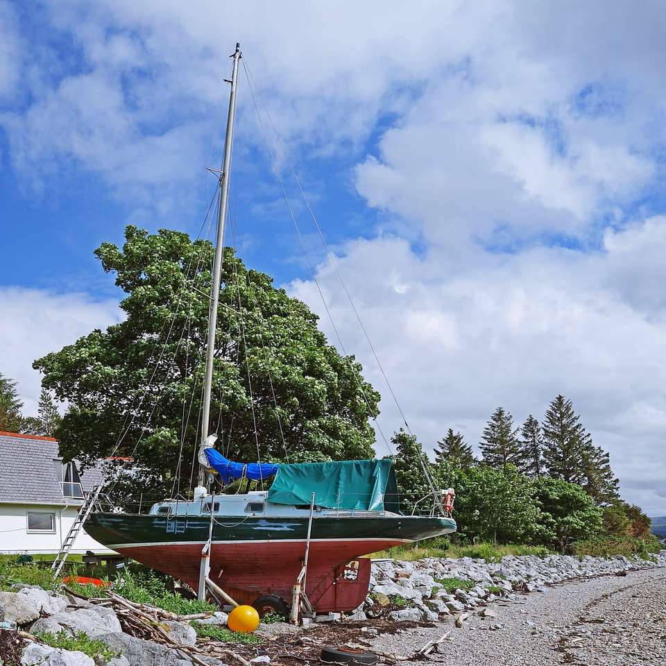 зелена и бяла лодка на морския бряг през деня плъзгащ се пъзел онлайн