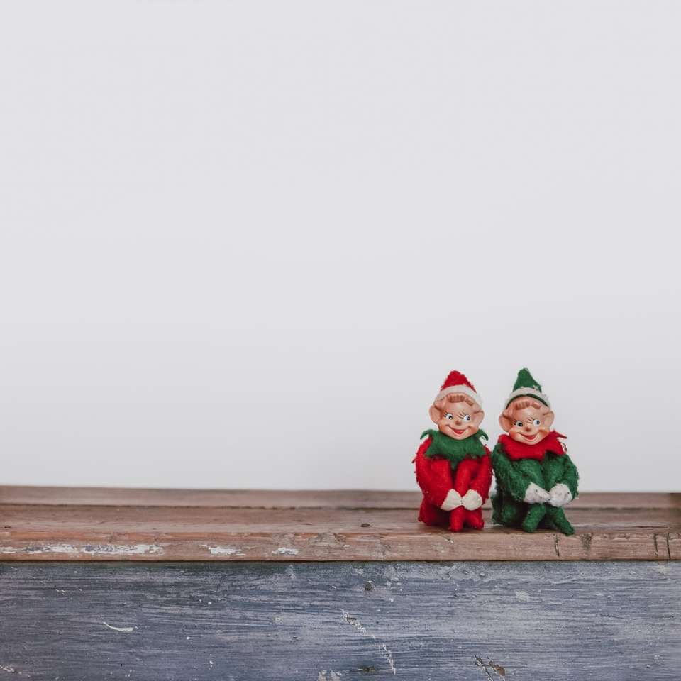 dwa elfy na półkach puzzle przesuwne online