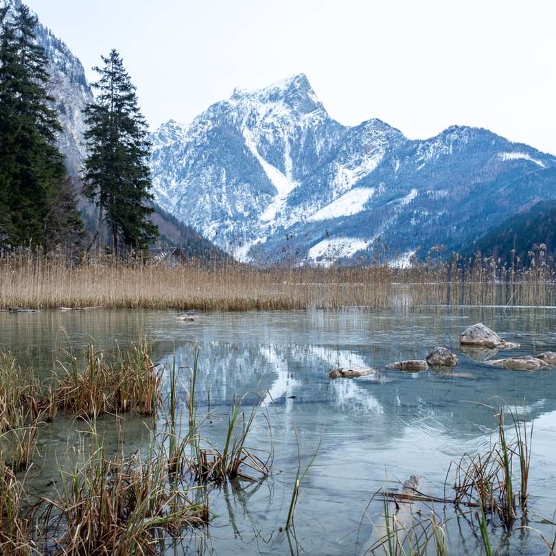 Leopoldsteiner jezioro w Eisenerz, Austria. puzzle przesuwne online
