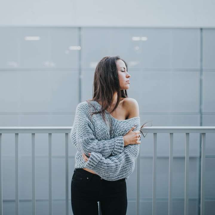灰色のセーターの女性 スライディングパズル・オンライン