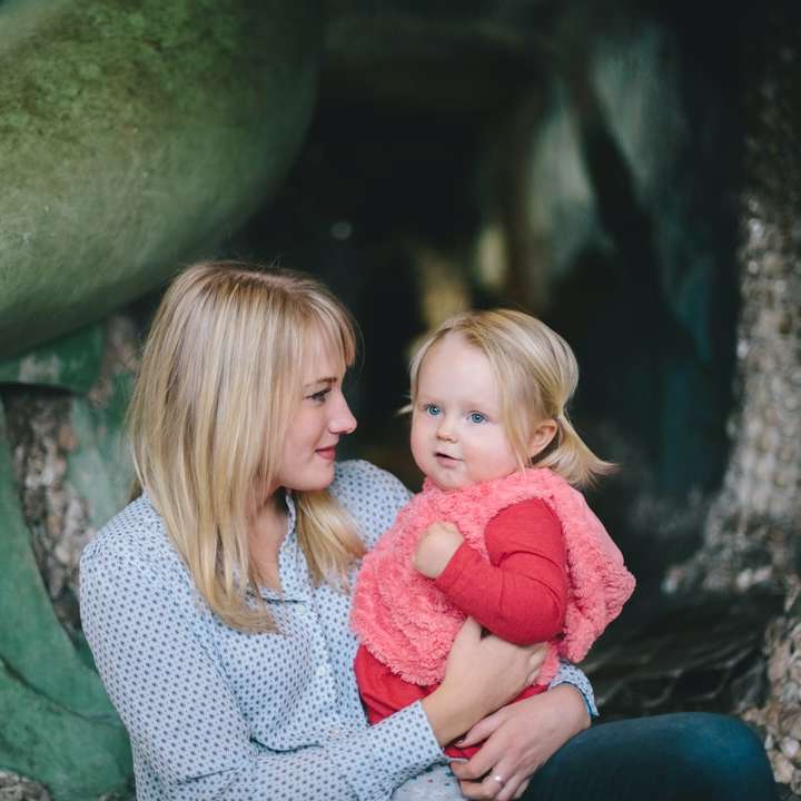 Blond mamma och barn glidande pussel online