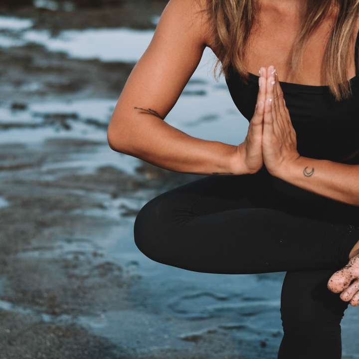 Uma mulher fazendo yoga na praia puzzle online