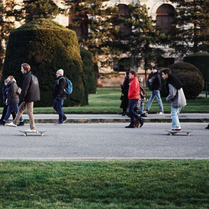 emberek séta a szürke beton út nappali online puzzle