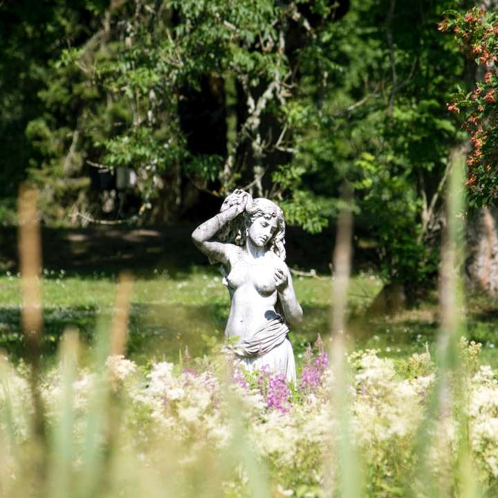 donna in abito bianco statua sull'acqua puzzle online