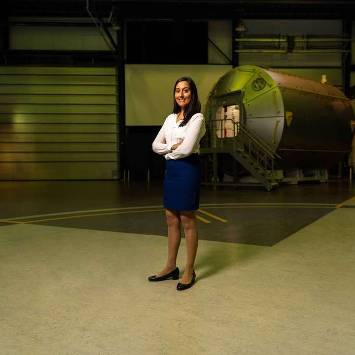 Engenheiro de operações espaciais feminino no hangar puzzle deslizante online