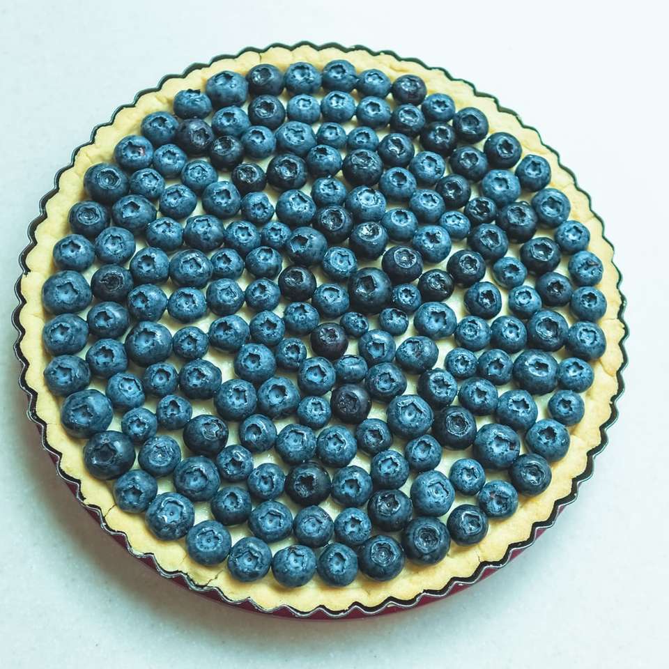cheesecake aux bleuets sur une surface blanche puzzle coulissant en ligne