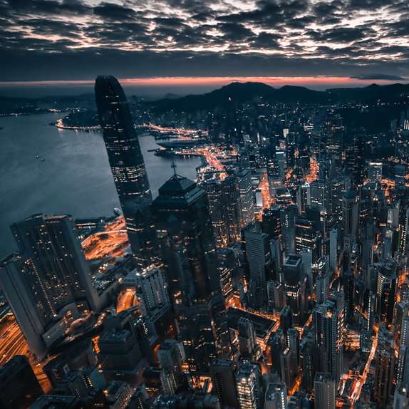 Ουρανοξύστες στο Χονγκ Κονγκ τη νύχτα. Κηφήνας. συρόμενο παζλ online