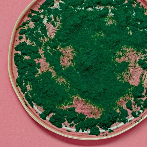 зелений порошок на круглій рожевій кришці онлайн пазл