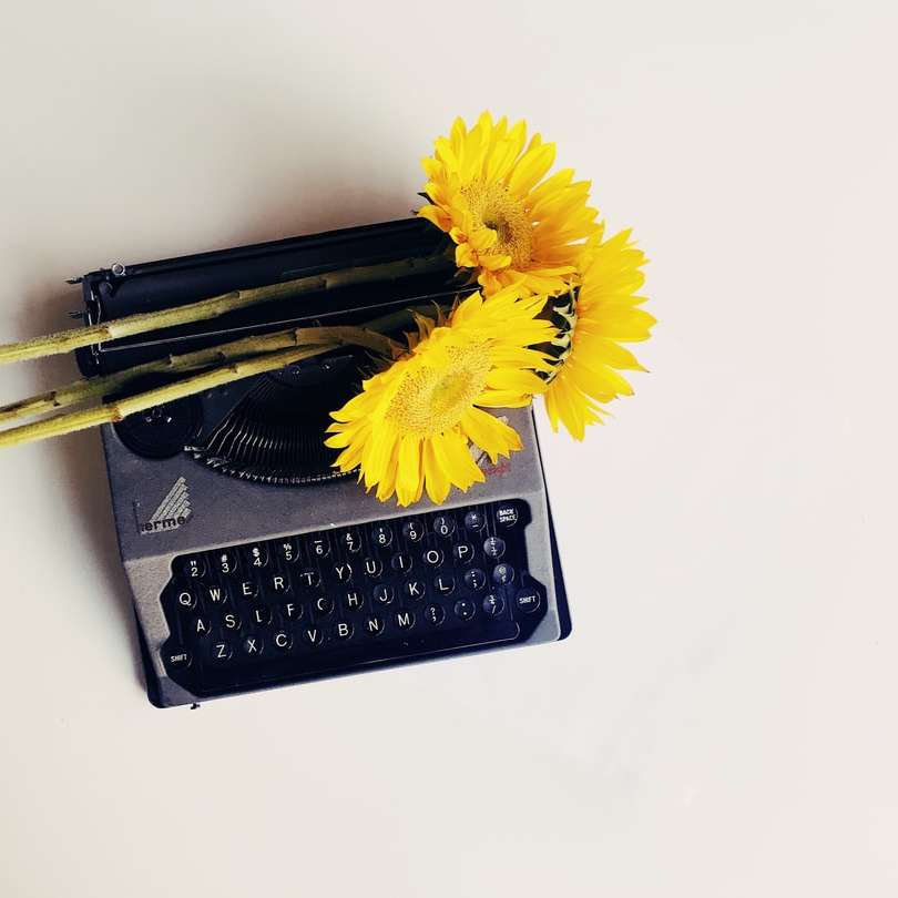 zwarte schrijfmachine met gele bloemen erop schuifpuzzel online