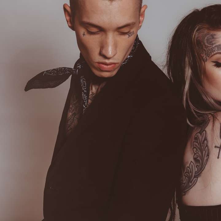 мъж и жена с татуировки плъзгащ се пъзел онлайн
