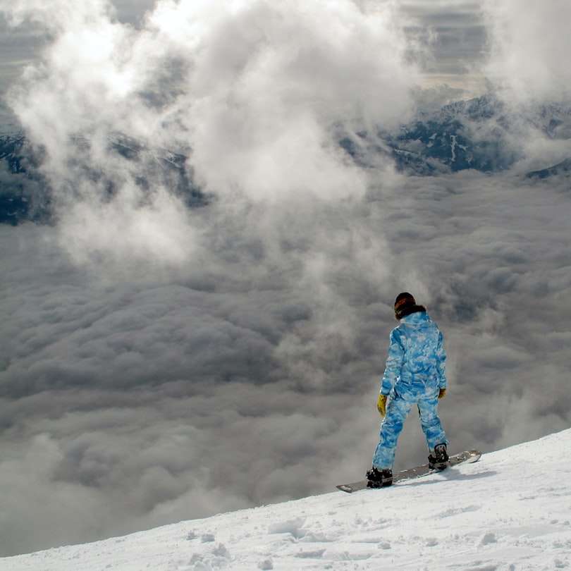 Snowboardzista na pochmurnym wzgórzu puzzle online
