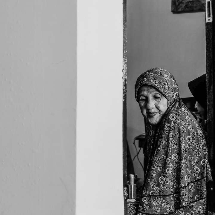 grijswaardenfoto van vrouw tussen deuren schuifpuzzel online