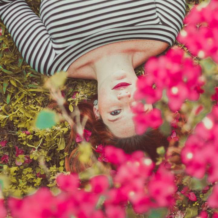 Лежи сред цветя онлайн пъзел
