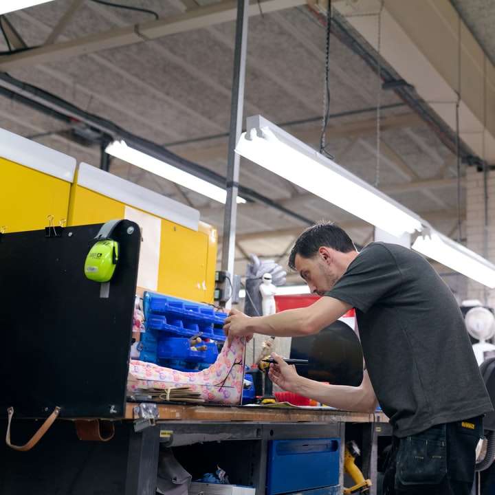 Инженер-техник-ортопед-мужчина делает индивидуальную гипсовую повязку на ногу онлайн-пазл