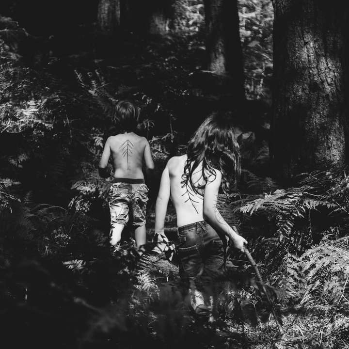 Bambini nei boschi in bianco e nero puzzle scorrevole online