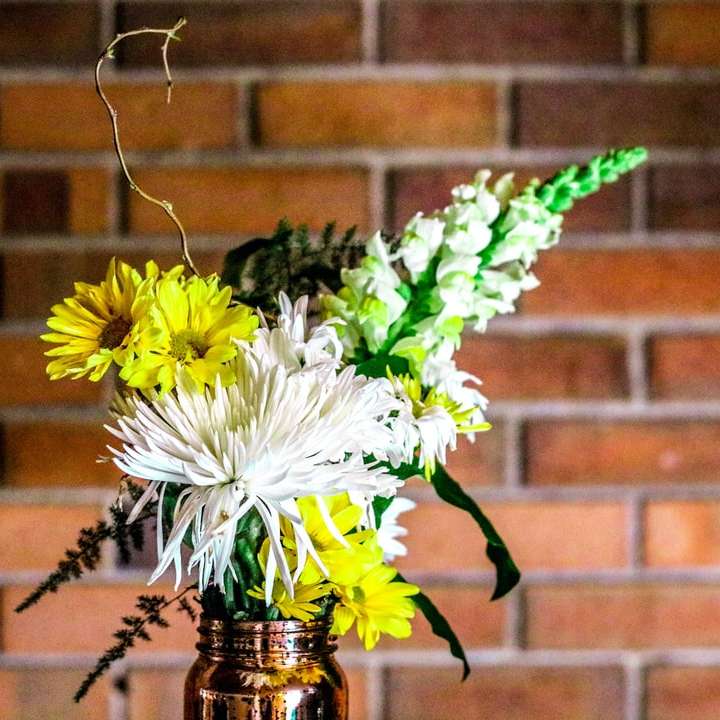 gul och vit blomma på vas Pussel online