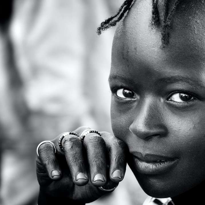 Een jong meisje uit de Hamar-stam in de Omo-vallei in Ethiopië schuifpuzzel online