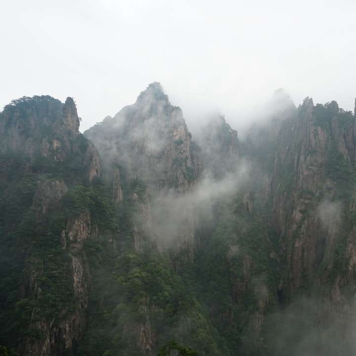 Хуаншань у сильному тумані розсувний пазл онлайн